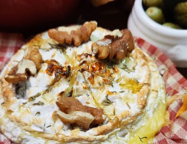 Camembert rôti aux noix
