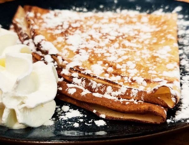 Crêpes au sucre et chantilly